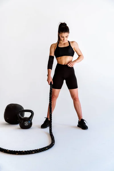 Spor Aletlerini Kullanarak Spor Salonunda Antrenman Yapan Genç Bir Bayan — Stok fotoğraf