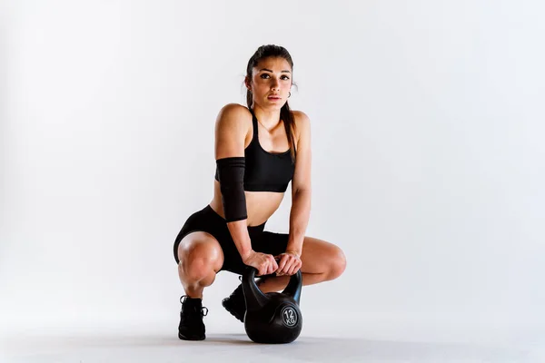 年轻的女运动员在体育馆里使用体育器材进行训练 适合的女人工作了 健康和体育准备的概念 — 图库照片