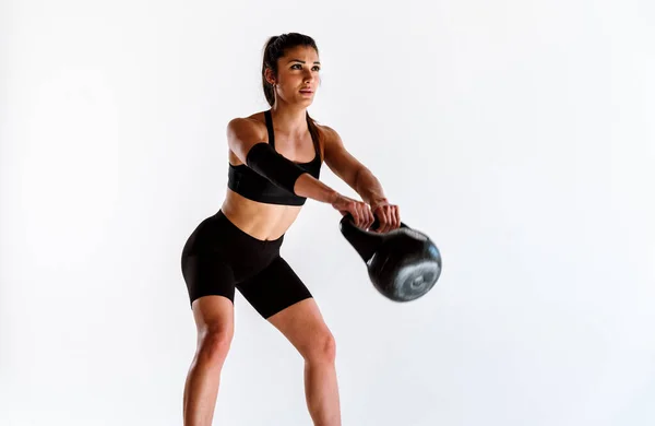 Młoda Kobieta Trening Sportowca Siłowni Przy Użyciu Sprzętu Sportowego Pasująca — Zdjęcie stockowe