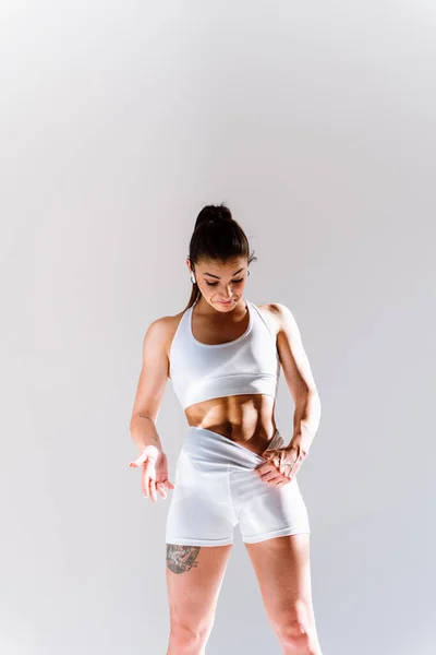 Giovane Atleta Donna Che Allena Palestra Utilizzando Attrezzature Sportive Donna — Foto Stock