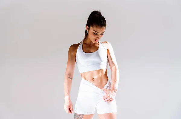 Νεαρή Αθλήτρια Προπονείται Γυμναστήριο Αθλητικό Εξοπλισμό Μια Γυμνασμένη Γυναίκα Γυμνάζεται — Φωτογραφία Αρχείου