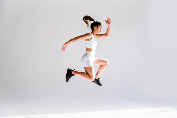 Юная Спортсменка Тренируется Спортзале Использованием Спортивного Инвентаря Тренирующаяся Женщина Концепция — стоковое фото