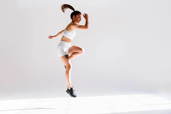 Mladá Atletka Trénuje Tělocvičně Pomocí Sportovního Vybavení Hodná Žena Cvičí — Stock fotografie
