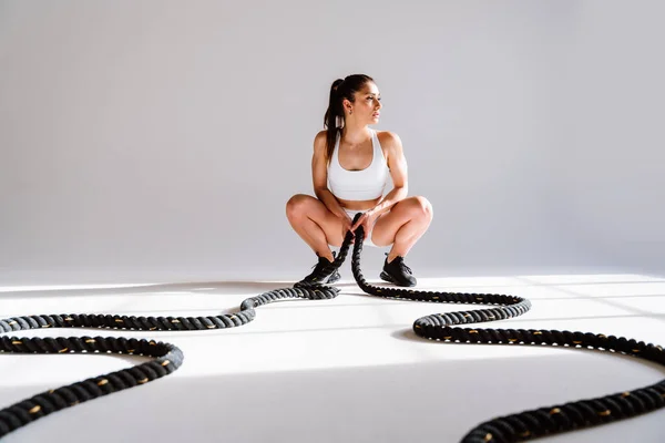 Atlet Wanita Muda Berlatih Gym Menggunakan Peralatan Olahraga Fit Wanita — Stok Foto