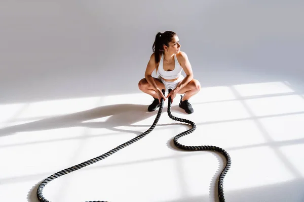 Spor Aletlerini Kullanarak Spor Salonunda Antrenman Yapan Genç Bir Bayan — Stok fotoğraf