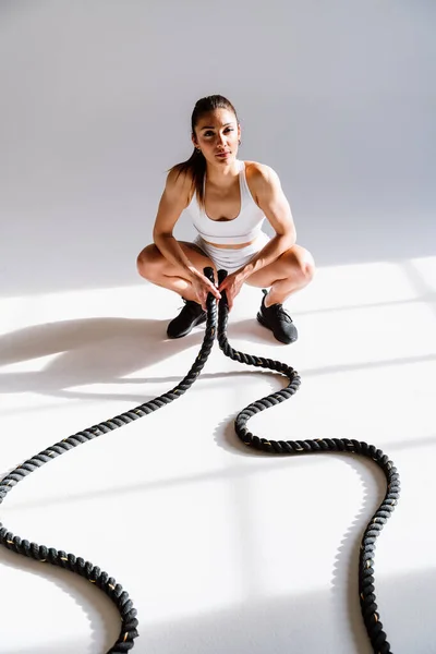 スポーツ用具を使用してジムで若い女性選手のトレーニング 仕事をしてる女性に合う フィットネス ウェルネス スポーツの準備に関する概念 — ストック写真