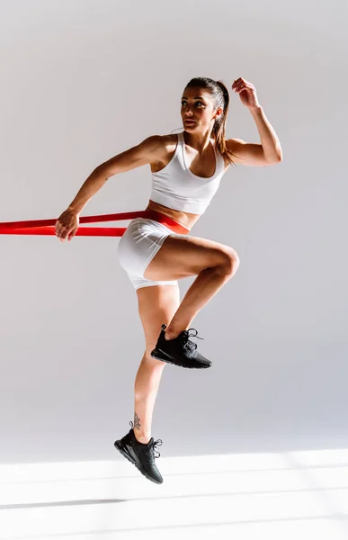 Юная Спортсменка Тренируется Спортзале Использованием Спортивного Инвентаря Тренирующаяся Женщина Концепция — стоковое фото