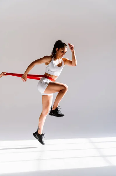 スポーツ用具を使用してジムで若い女性選手のトレーニング 仕事をしてる女性に合う フィットネス ウェルネス スポーツの準備に関する概念 — ストック写真
