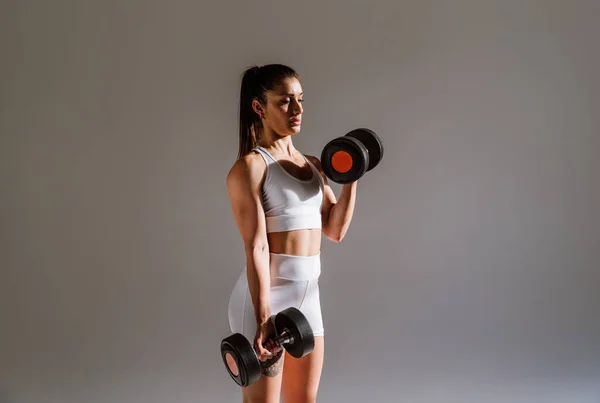Νεαρή Αθλήτρια Προπονείται Γυμναστήριο Αθλητικό Εξοπλισμό Μια Γυμνασμένη Γυναίκα Γυμνάζεται — Φωτογραφία Αρχείου