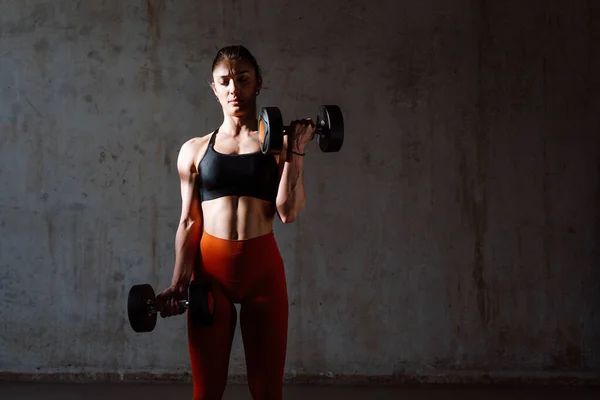 Ung Kvinnlig Idrottare Utbildning Ett Gym Med Hjälp Sportutrustning Passar — Stockfoto