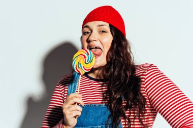 Artı stüdyoda poz veren ve eğlenen boy kadın modeller. Modern kıyafetler giyen büyük bir manken. Stüdyo çekimi sert ışıkla