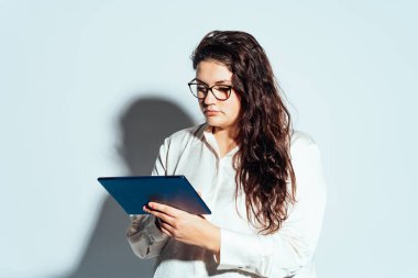 Artı stüdyo da poz veren ve beyaz arka planda eğlenen kadın modeli. Direkt stüdyo ışık çekimleri