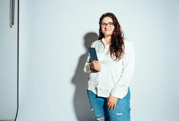 Size Frau Modell Posiert Studio Und Hat Spaß Auf Weißem — Stockfoto