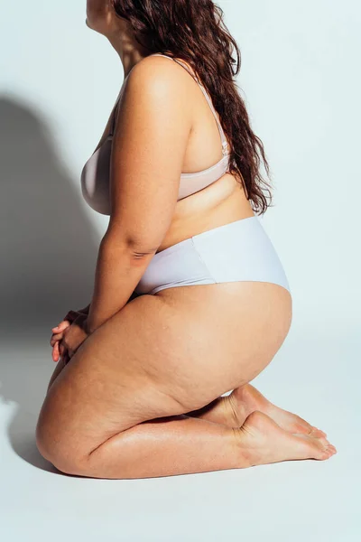 Mujer Talla Grande Posando Estudio Lencería Modelo Sobre Fondo Blanco —  Fotos de Stock