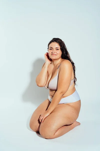 Mujer Talla Grande Posando Estudio Lencería Modelo Sobre Fondo Blanco —  Fotos de Stock
