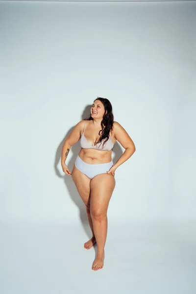 Mujer Talla Grande Posando Estudio Lencería Modelo Sobre Fondo Blanco — Foto de Stock