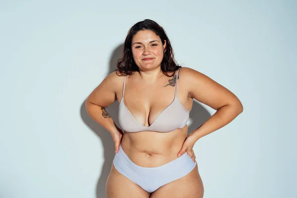 Velikost Ženy Pózující Studiu Spodním Prádle Model Bílém Pozadí Tvrdé — Stock fotografie