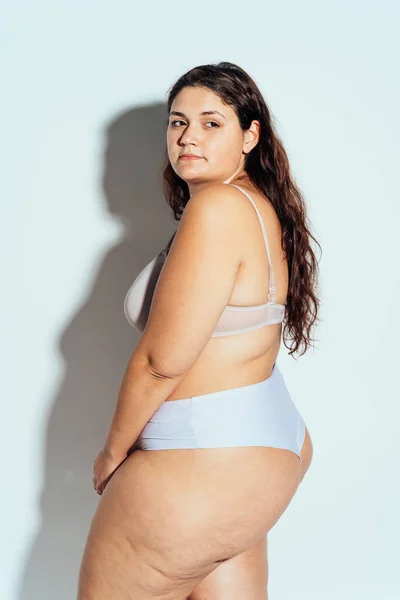 Kobieta Rozmiarze Pozującym Bieliźnie Model Białym Tle Twarde Światło Studio — Zdjęcie stockowe