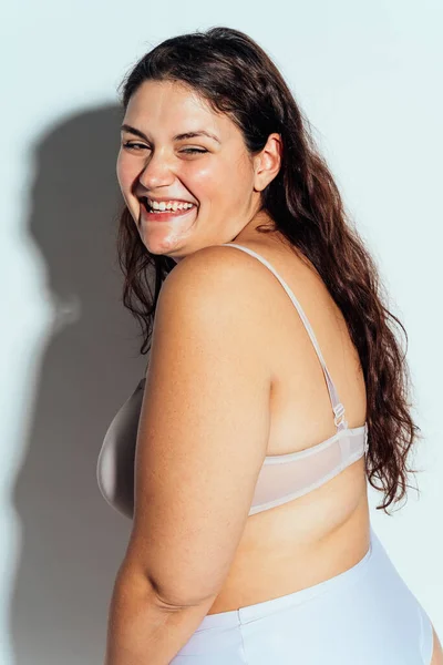 Grootte Vrouw Poseren Studio Lingerie Model Witte Achtergrond Harde Licht — Stockfoto
