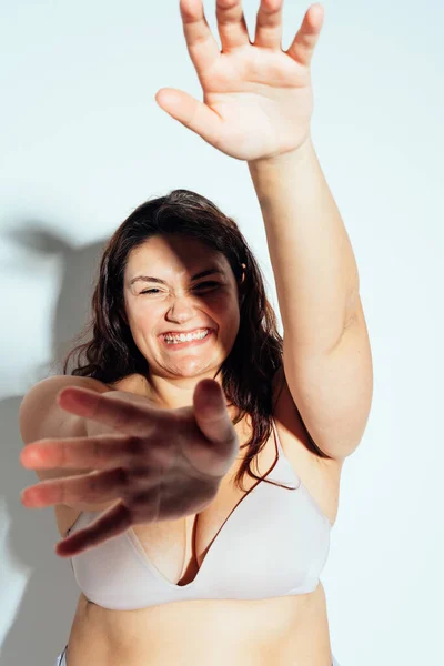 Size Frau Posiert Studio Dessous Modell Auf Weißem Hintergrund Hartes — Stockfoto
