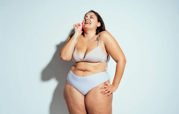 Size Frau Posiert Studio Dessous Modell Auf Weißem Hintergrund Hartes — Stockfoto