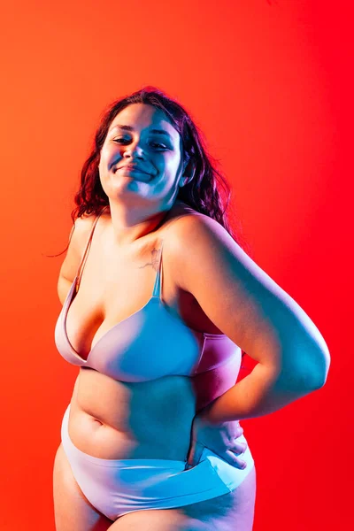Grootte Vrouw Poseren Studio Lingerie Model Gekleurde Achtergrond Harde Licht — Stockfoto