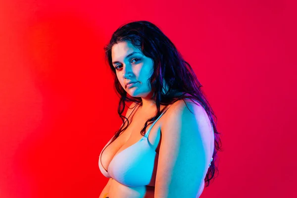 Grootte Vrouw Poseren Studio Lingerie Model Gekleurde Achtergrond Harde Licht — Stockfoto