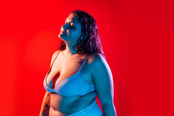 Size Frau Posiert Studio Dessous Modell Auf Farbigem Hintergrund Hartes — Stockfoto