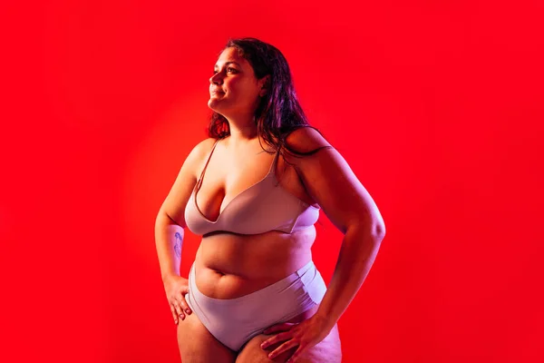 Size Frau Posiert Studio Dessous Modell Auf Farbigem Hintergrund Hartes — Stockfoto