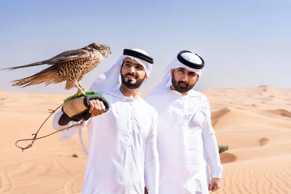 Geleneksel Emirati Arap Kandurası Giyen Iki Orta Doğulu Adam Çölde — Stok fotoğraf
