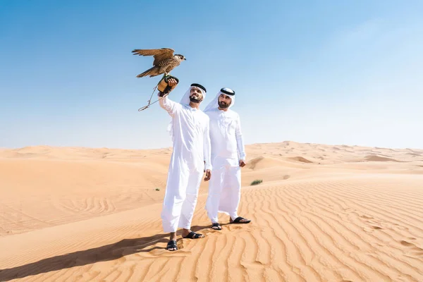 Két Közel Keleti Férfi Akik Hagyományos Emirati Arab Kandúrát Viselnek — Stock Fotó