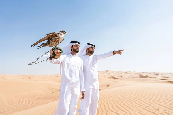 Två Mellanösternmän Som Bär Traditionell Emirati Arab Kandura Som Förenar — Stockfoto
