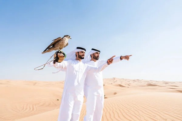 Dva Muži Středního Východu Tradičním Emirati Arabském Kandura Spojení Poušti — Stock fotografie