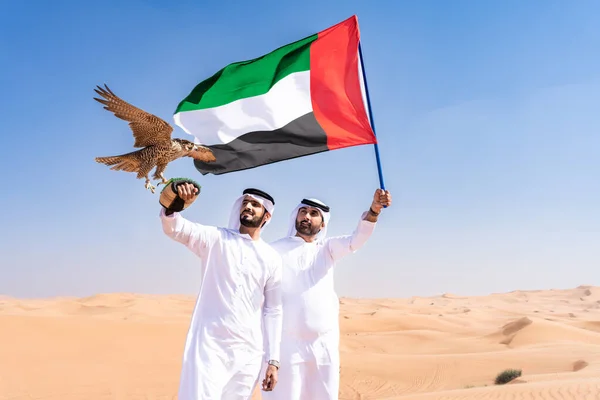 Két Közel Keleti Férfi Akik Hagyományos Emirati Arab Kandurát Viselnek — Stock Fotó