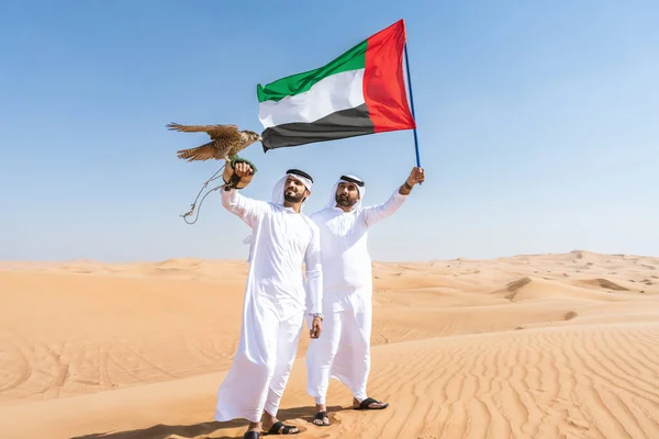 Két Közel Keleti Férfi Akik Hagyományos Emirati Arab Kandurát Viselnek — Stock Fotó