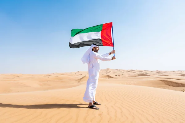 Мужчина Ближнего Востока Одетый Традиционную Эмиратскую Арабокандуру Пустыне Флагом Оаэ — стоковое фото