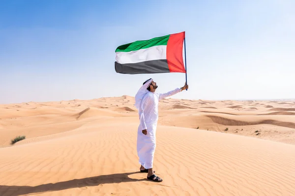 Çölde Geleneksel Emirati Arap Kandurası Giyen Elinde Bae Bayrağı Tutan — Stok fotoğraf