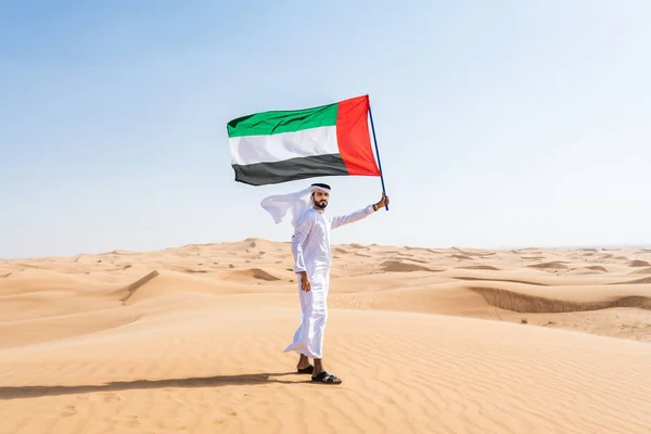 Hombre Oriente Medio Que Viste Tradicional Emirati Kandura Árabe Desierto —  Fotos de Stock