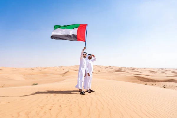 Двое Мужчин Ближнего Востока Одетых Традиционный Эмиратский Араб Кандура Сближаются — стоковое фото