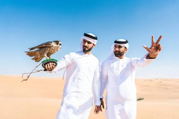 Geleneksel Emirati Arap Kandurası Giyen Iki Orta Doğulu Adam Çölde — Stok fotoğraf