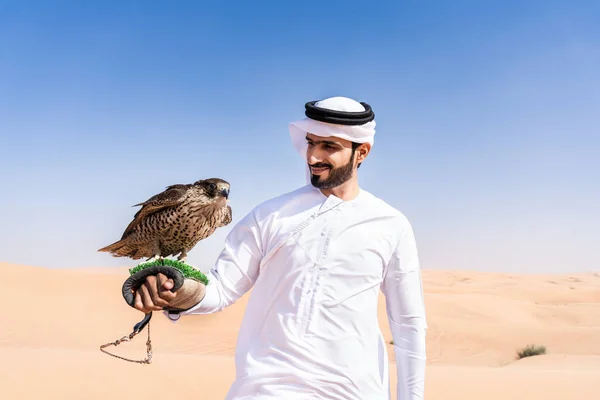 Středovýchodní Muž Tradiční Emirati Arabské Kandura Poušti Držení Sokola Pták — Stock fotografie