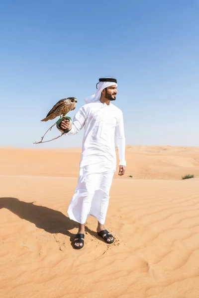 Der Mann Aus Dem Nahen Osten Trägt Der Wüste Die — Stockfoto