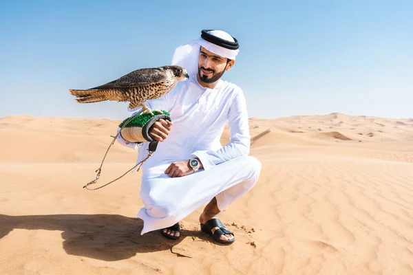 Hombre Oriente Medio Vestido Con Tradicional Emirati Árabe Kandura Desierto — Foto de Stock