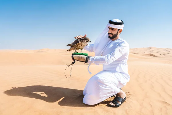 Homme Moyen Orient Portant Kandura Arabe Émirati Traditionnel Dans Désert — Photo