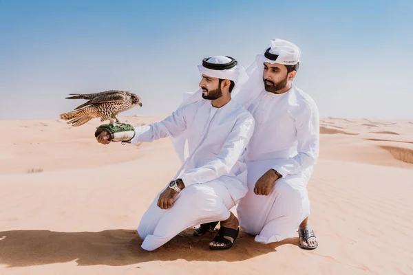 Due Uomini Mediorientali Con Indosso Tradizionale Kandura Araba Emirati Che — Foto Stock