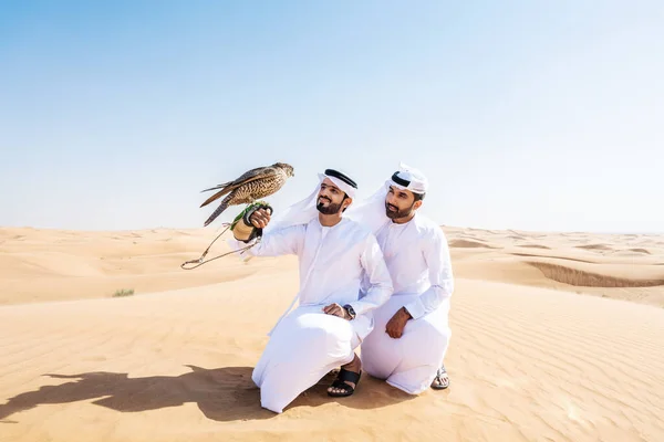 Dwóch Mężczyzn Bliskiego Wschodu Tradycyjnej Emirackiej Arabskiej Kandurze Łączących Się — Zdjęcie stockowe