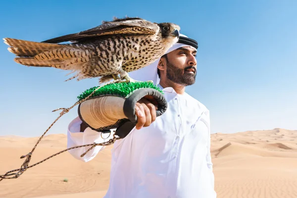 Homem Oriente Médio Vestindo Tradicional Emirati Arab Kandura Deserto Segurando — Fotografia de Stock