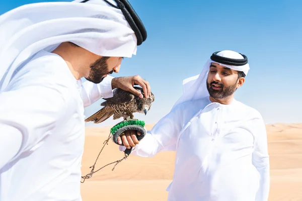 Due Uomini Mediorientali Con Indosso Tradizionale Kandura Araba Emirati Che — Foto Stock