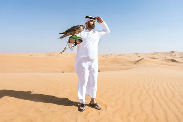Μεσανατολικός Άνδρας Φορώντας Παραδοσιακή Emirati Arab Kandura Στην Έρημο Και — Φωτογραφία Αρχείου