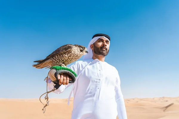 Uomo Mediorientale Con Indosso Tradizionale Emirati Arab Kandura Nel Deserto — Foto Stock